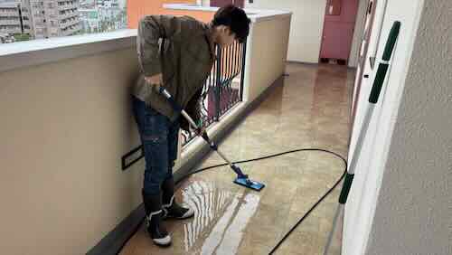 手作業の床擦り