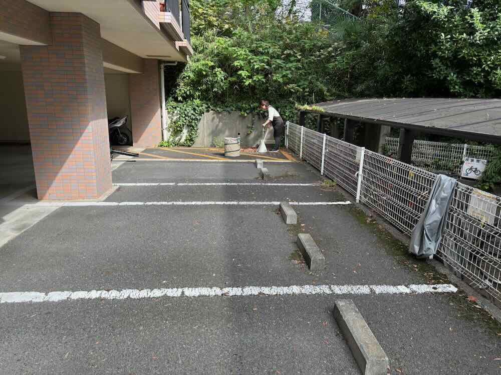 駐車場のゴミ拾い