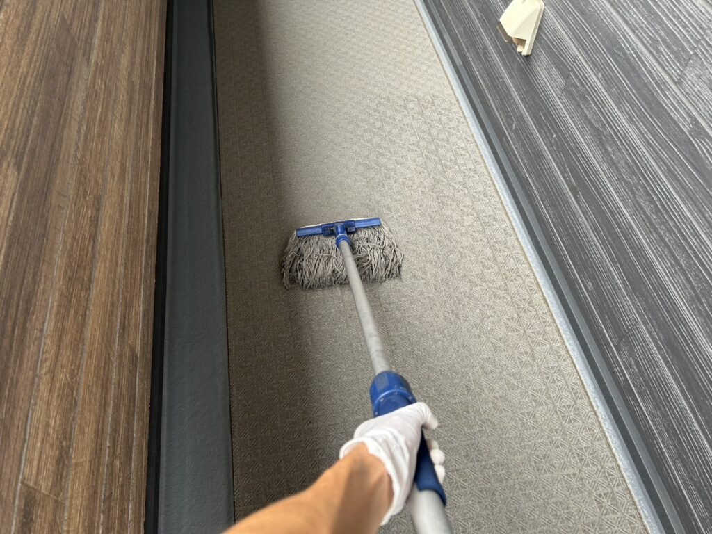 廊下のモップがけです。