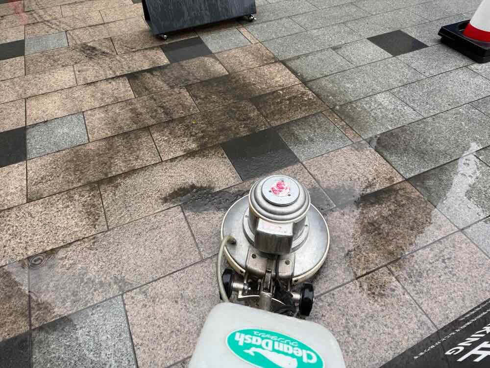 ステンレスブラシのポリッシャー作業