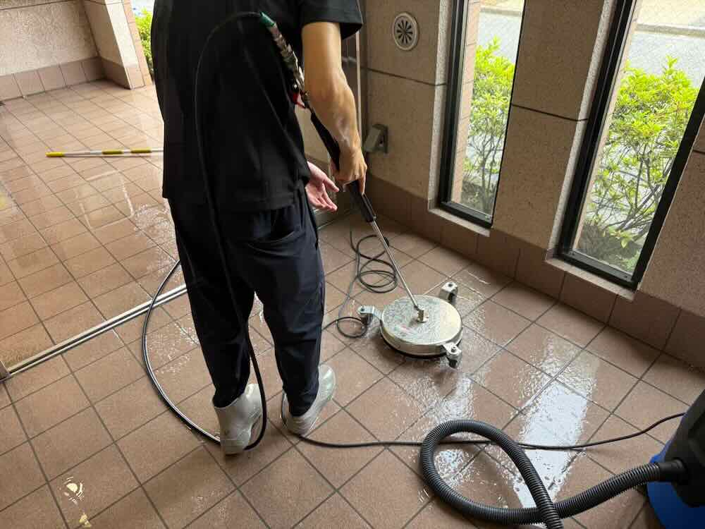 エントランスの高圧洗浄作業