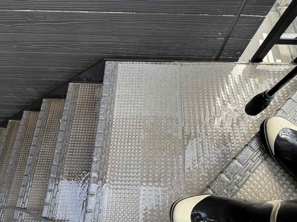 ケルヒャーで高圧洗浄作業
